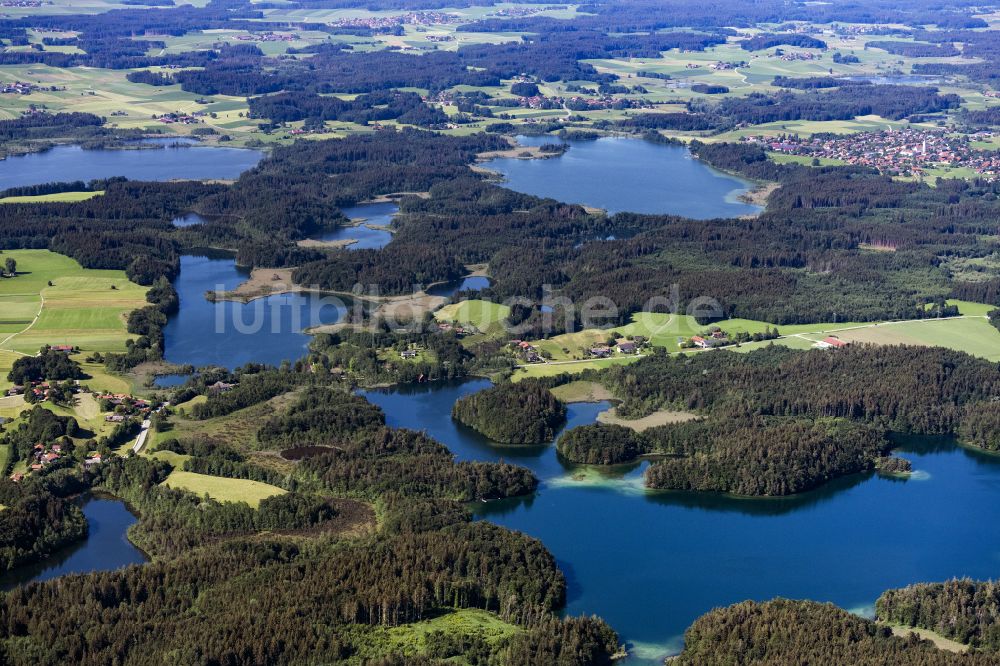 Luftaufnahme Bad Endorf - Seen- Kette und Uferbereiche des Sees Eggstätt-Hemhofer Seenplatte in Eggstätt im Bundesland Bayern, Deutschland