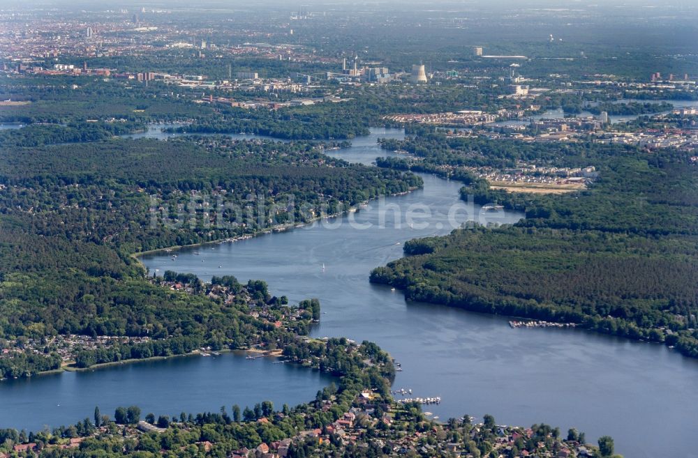 Luftbild Berlin - Seen- Kette und Uferbereiche des Sees der Havel im Ortsteil Konradshöhe in Berlin, Deutschland