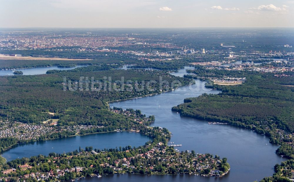 Luftaufnahme Berlin - Seen- Kette und Uferbereiche des Sees der Havel im Ortsteil Konradshöhe in Berlin, Deutschland