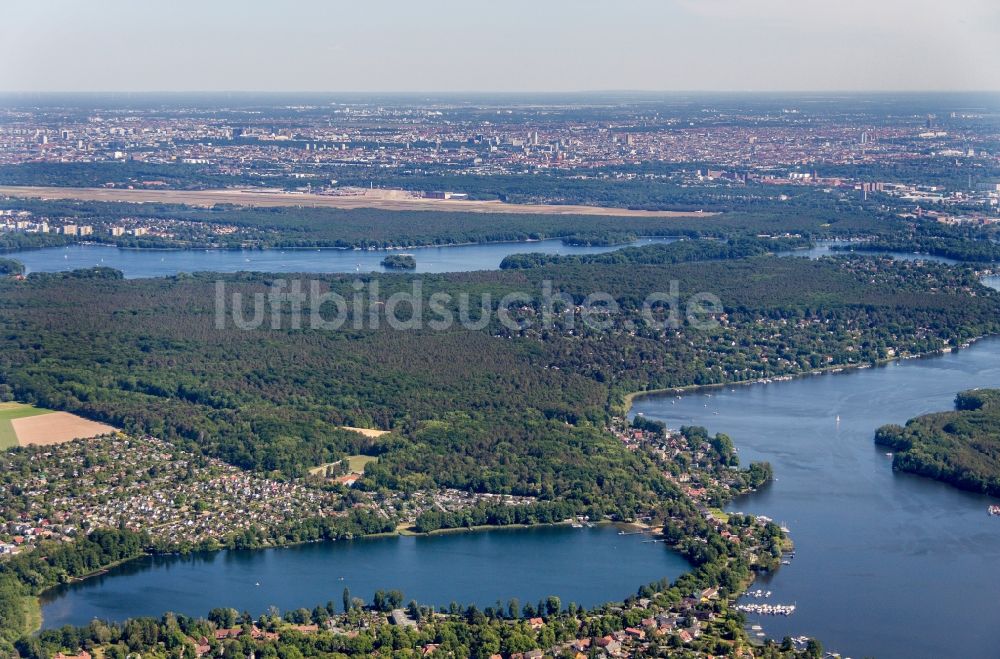 Berlin von oben - Seen- Kette und Uferbereiche des Sees der Havel im Ortsteil Konradshöhe in Berlin, Deutschland