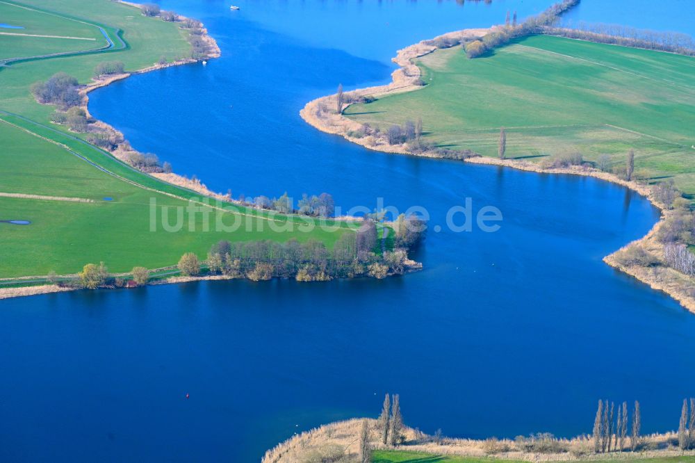 Werder (Havel) aus der Vogelperspektive: Seen- Kette und Uferbereiche des Sees Havel in Töplitz im Bundesland Brandenburg, Deutschland