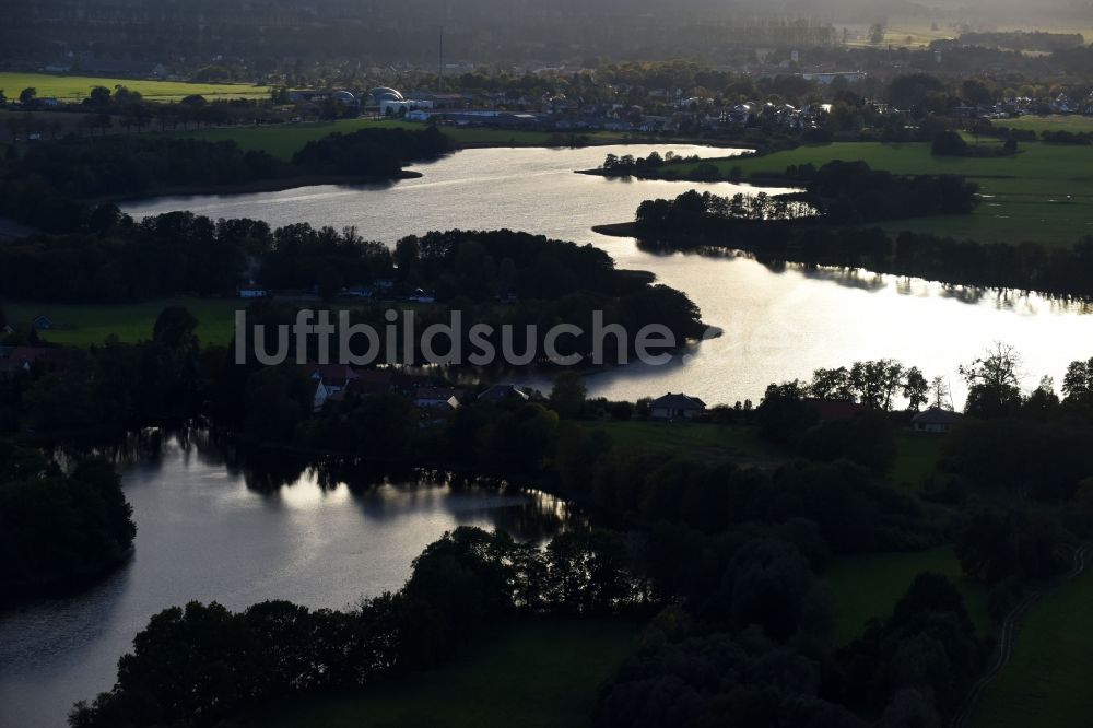 Groß Schönebeck von oben - Seen- Kette und Uferbereiche des Sees Kuhpanzsee - Weißer See in Groß Schönebeck im Bundesland Brandenburg, Deutschland