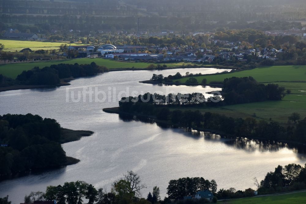 Groß Schönebeck aus der Vogelperspektive: Seen- Kette und Uferbereiche des Sees Kuhpanzsee - Weißer See in Groß Schönebeck im Bundesland Brandenburg, Deutschland