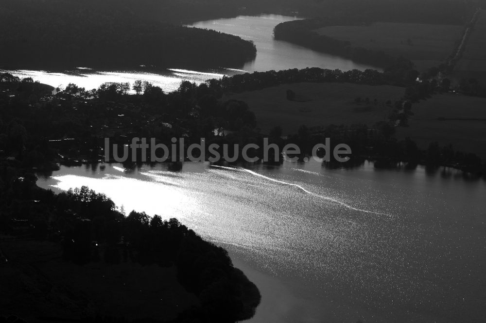 Fürstenberg/Havel aus der Vogelperspektive: Seen- Kette und Uferbereiche des Sees Röblinsee - Baalensee in Fürstenberg/Havel im Bundesland Brandenburg