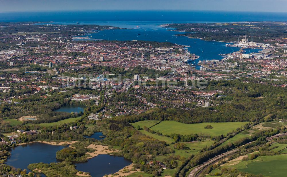 Kiel aus der Vogelperspektive: Seen- Kette und Uferbereiche des Sees Schulensee in Kiel im Bundesland Schleswig-Holstein, Deutschland