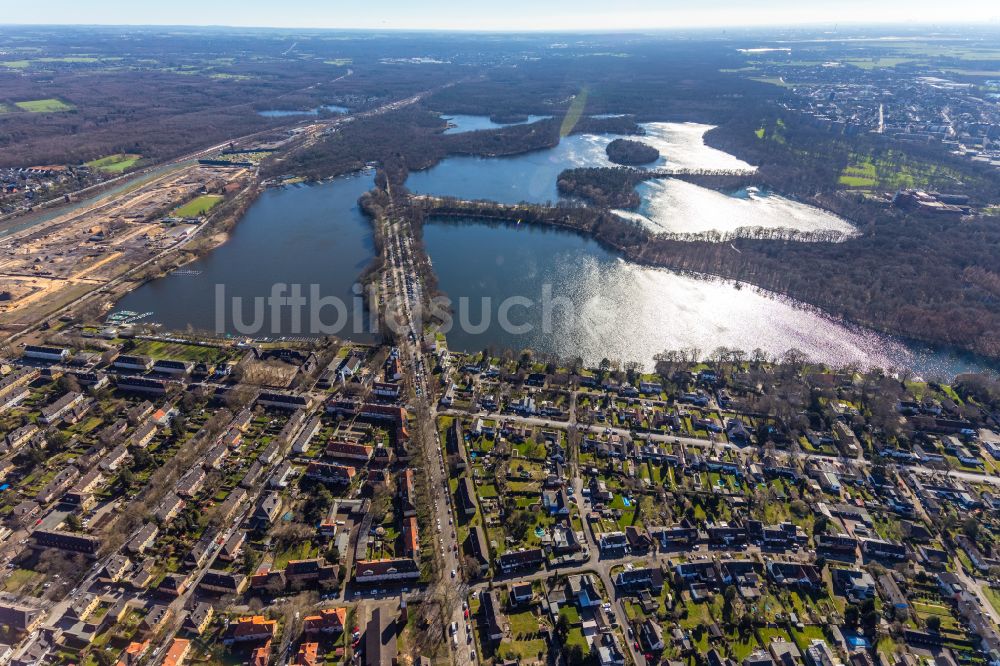 Luftbild Duisburg - Seen- Kette und Uferbereiche des Sees Wildförstersee im Ortsteil Duisburg Süd in Duisburg im Bundesland Nordrhein-Westfalen