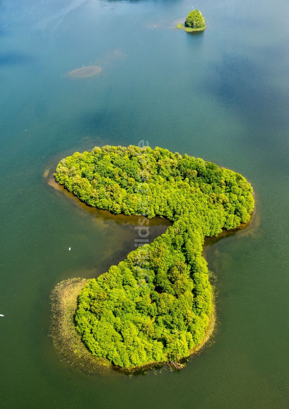 Zakowo aus der Vogelperspektive: Seen- Kette und Uferbereiche in Zakowo in pomorskie, Polen