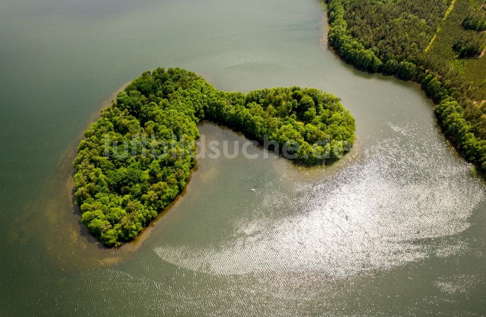 Zakowo von oben - Seen- Kette und Uferbereiche in Zakowo in pomorskie, Polen