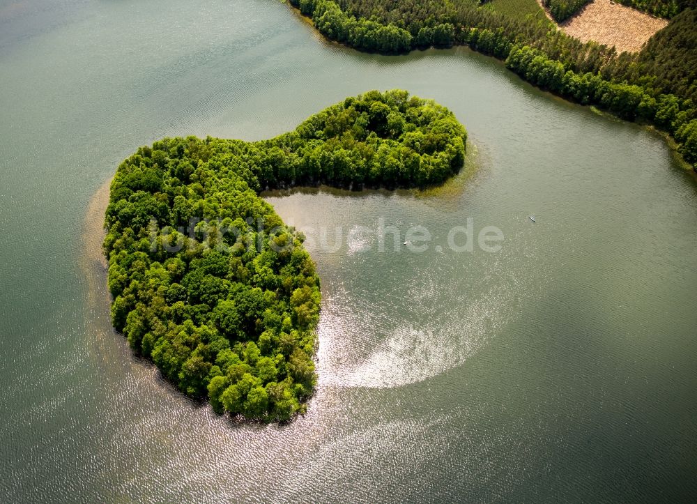 Zakowo aus der Vogelperspektive: Seen- Kette und Uferbereiche in Zakowo in pomorskie, Polen