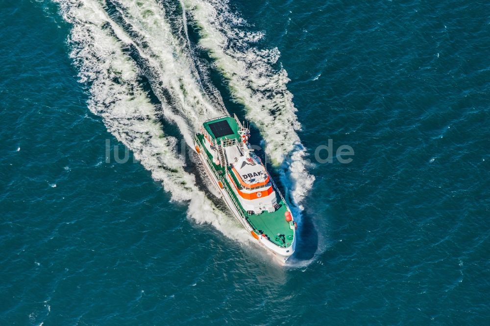 Sassnitz aus der Vogelperspektive: Seenotkreuzer und Rettungsschiff HARRO KOEBKE der Deutsche Gesellschaft zur Rettung Schiffbrüchiger ( DGzRS ) in Sassnitz im Bundesland Mecklenburg-Vorpommern