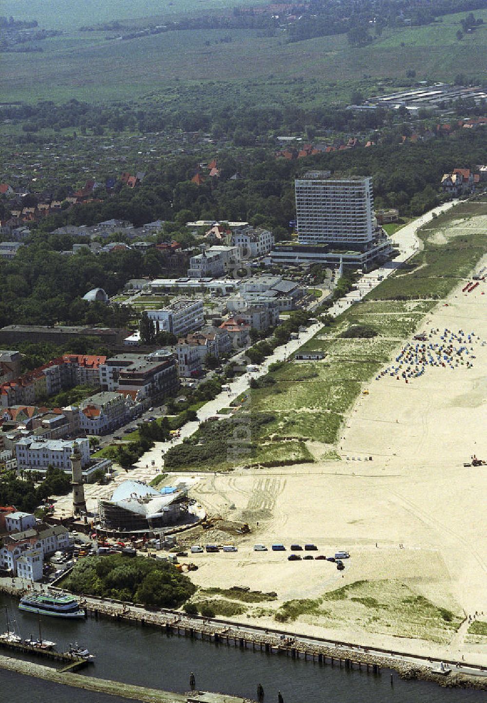 Rostock - Warnemünde aus der Vogelperspektive: Seepromenade und Ostseestrand von Rostock - Warnemünde