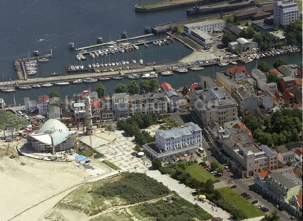 Luftbild Rostock - Warnemünde - Seepromenade und Ostseestrand von Rostock - Warnemünde