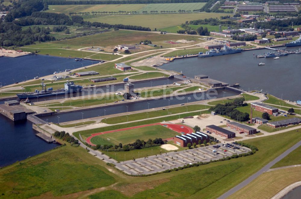 Wilhelmshaven von oben - Seeschleuse / sea lock Wilhelmshaven und Heppenser Groden im Neuen Vorhafen in Niedersachen / NI