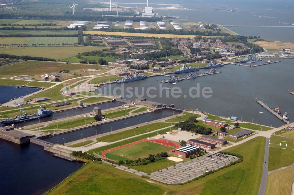 Wilhelmshaven aus der Vogelperspektive: Seeschleuse / sea lock Wilhelmshaven und Heppenser Groden im Neuen Vorhafen in Niedersachen / NI