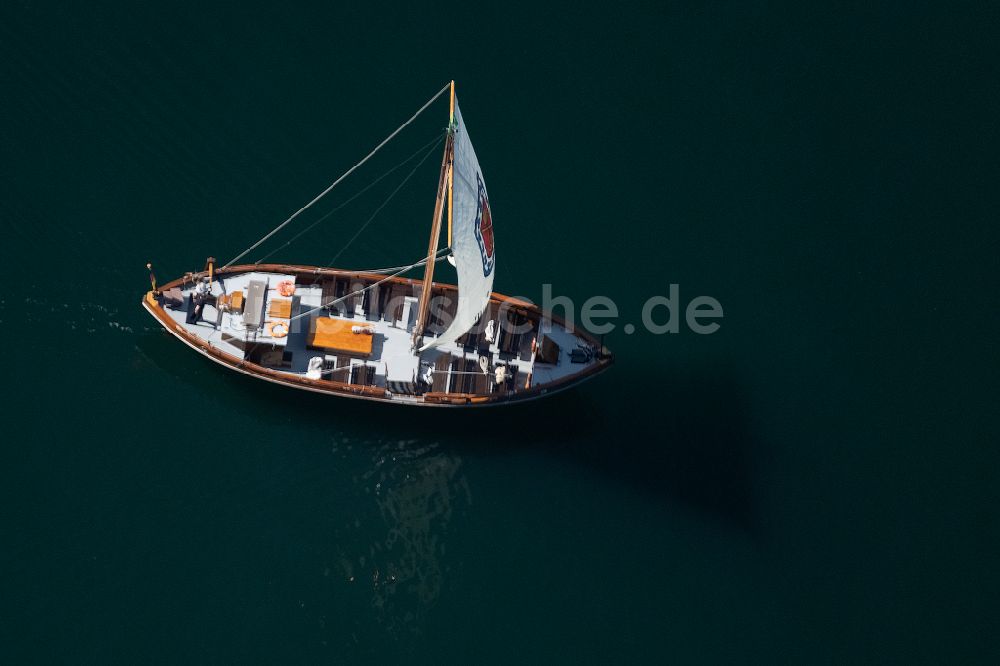 Immenstaad am Bodensee von oben - Segelboot auf dem Bodensee in Immenstaad am Bodensee im Bundesland Baden-Württemberg, Deutschland