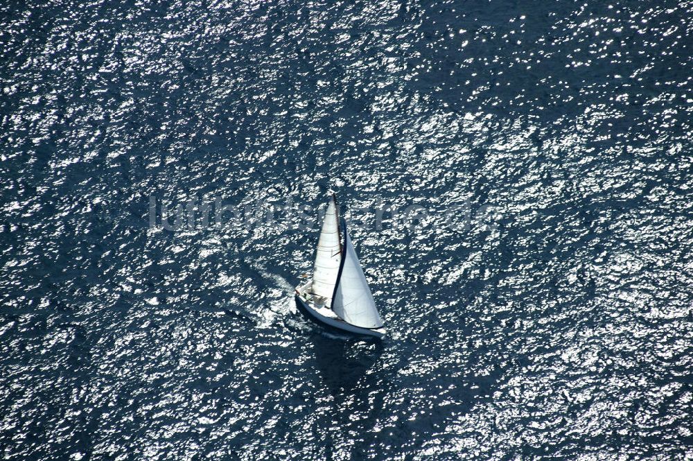 Luftaufnahme Sa Mola - Segelboot vor der Halbinsel Sa Mola