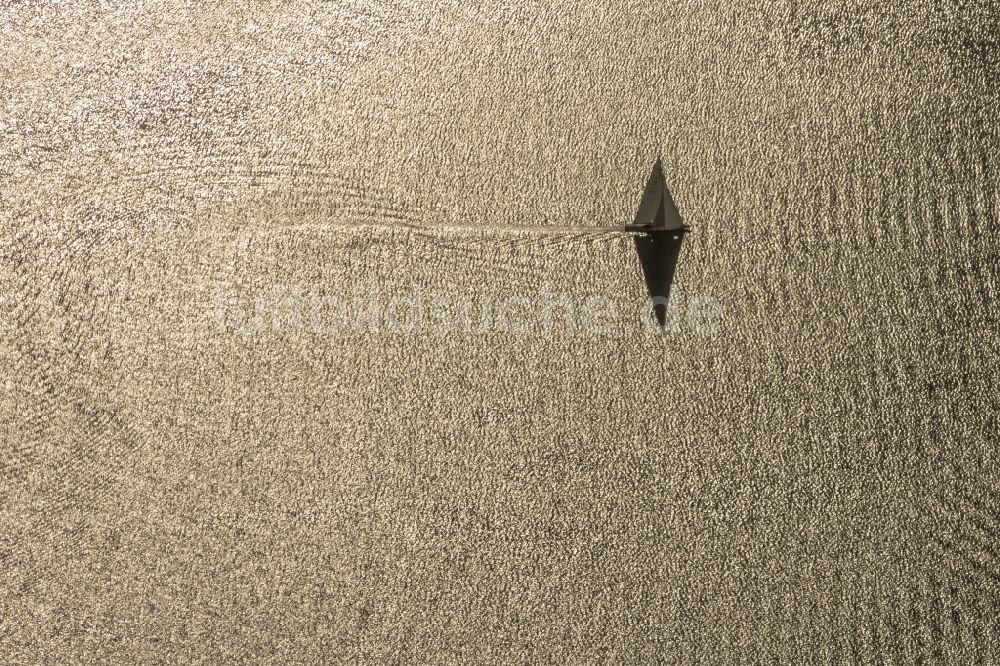 Luftbild Sankt Gilgen - Segelboot auf Wolfgangsee in Sankt Gilgen im Bundesland Salzburg in Österrich