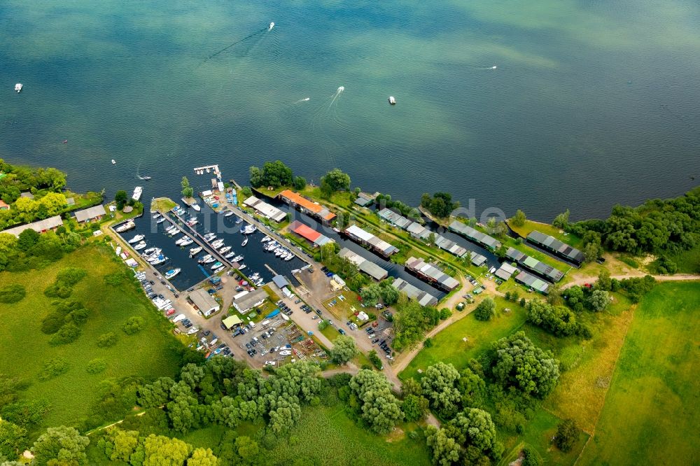 Plau am See von oben - Segelboot- und Yacht- Anlegestellen und Bootsliegeplätzen am Uferbereich in Plau am See im Bundesland Mecklenburg-Vorpommern