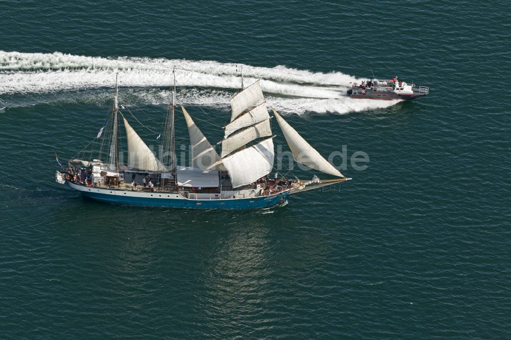 Rostock Warnemünde aus der Vogelperspektive: Segelboote auf der Hansesail an der Ostsee - Küste vor Warnemünde in Rostock im Bundesland Mecklenburg-Vorpommern