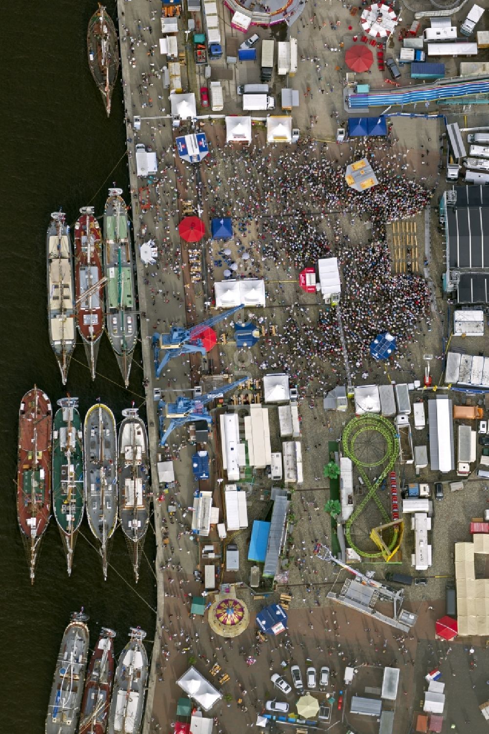 Luftaufnahme Rostock Warnemünde - Segelboote und historische Schiffe im Museumshafen Rostock anläßlich der Hanse Sail an der Ostsee - Küste im Bundesland Mecklenburg-Vorpommern