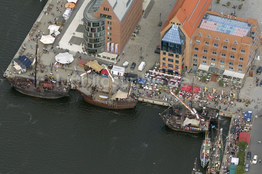 Rostock Warnemünde von oben - Segelboote und historische Schiffe im Museumshafen Rostock anläßlich der Hanse Sail an der Ostsee - Küste im Bundesland Mecklenburg-Vorpommern