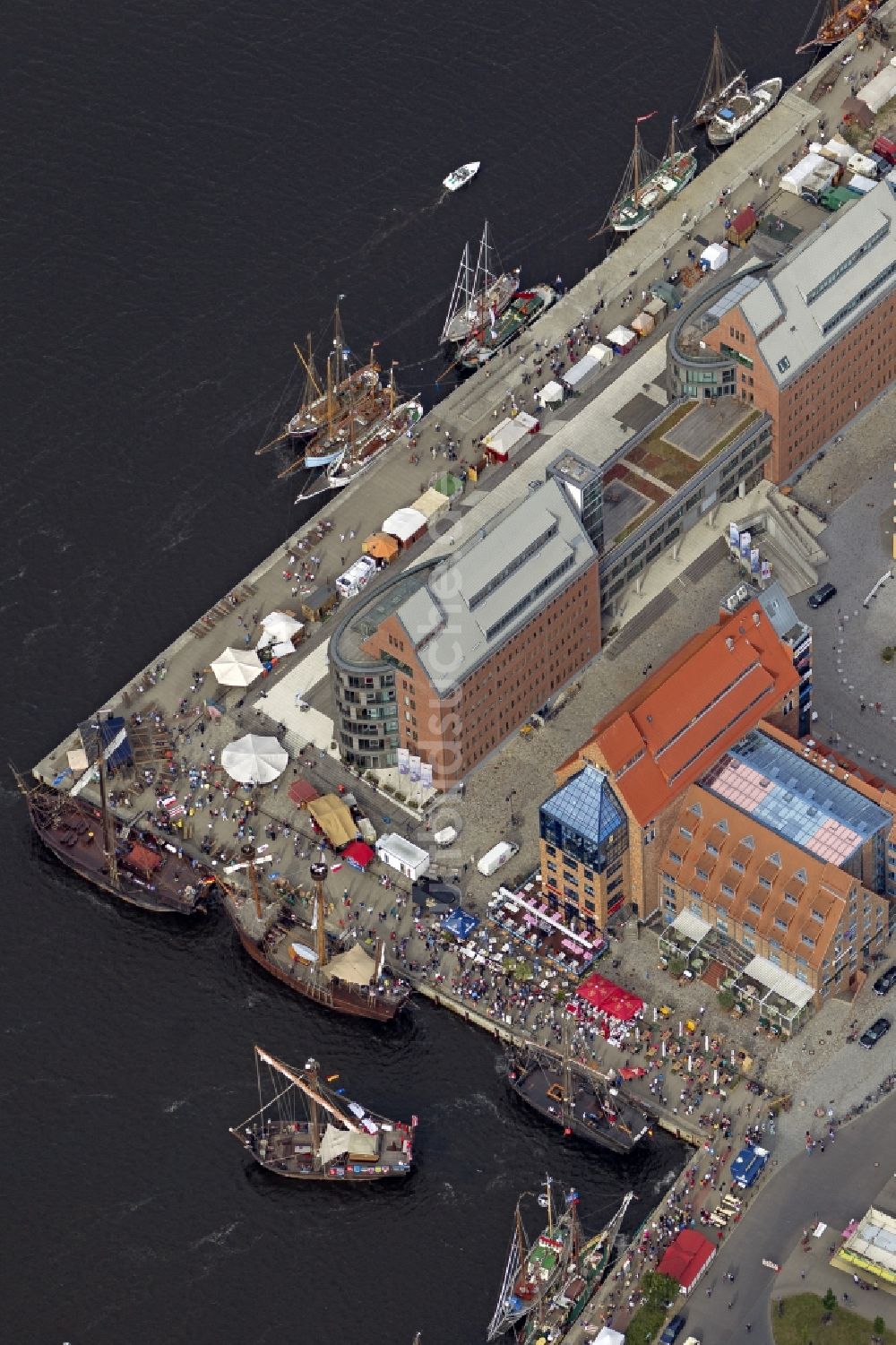 Luftbild Rostock Warnemünde - Segelboote und historische Schiffe im Museumshafen Rostock anläßlich der Hanse Sail an der Ostsee - Küste im Bundesland Mecklenburg-Vorpommern