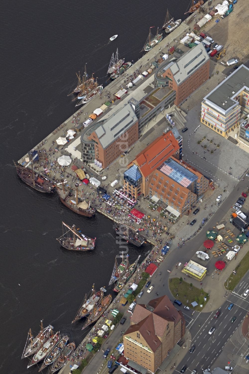 Luftaufnahme Rostock Warnemünde - Segelboote und historische Schiffe im Museumshafen Rostock anläßlich der Hanse Sail an der Ostsee - Küste im Bundesland Mecklenburg-Vorpommern