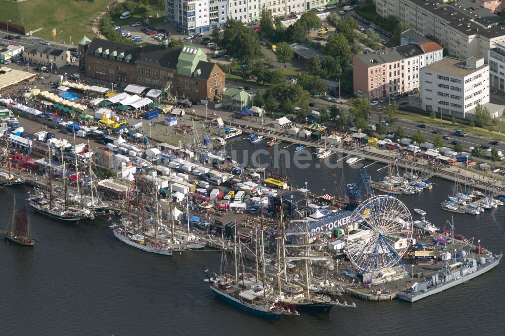 Rostock Warnemünde aus der Vogelperspektive: Segelboote und historische Schiffe im Museumshafen Rostock anläßlich der Hanse Sail an der Ostsee - Küste im Bundesland Mecklenburg-Vorpommern