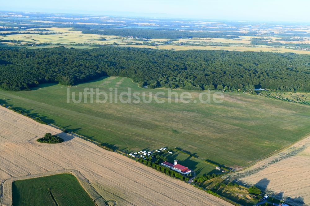 Luftaufnahme Waren - Segelflug- Gelände auf dem Flugplatz Flugplatz Waren-Vielist im Ortsteil Vielist in Waren im Bundesland Mecklenburg-Vorpommern, Deutschland