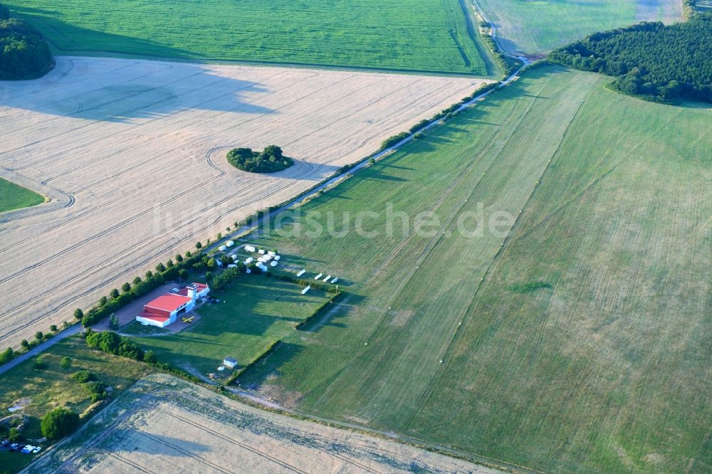 Waren aus der Vogelperspektive: Segelflug- Gelände auf dem Flugplatz Flugplatz Waren-Vielist im Ortsteil Vielist in Waren im Bundesland Mecklenburg-Vorpommern, Deutschland