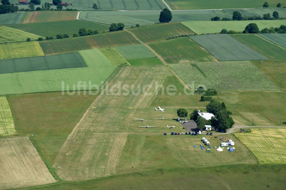 Hienheim aus der Vogelperspektive: Segelflug- Gelände auf dem Flugplatz in Hienheim im Bundesland Bayern, Deutschland