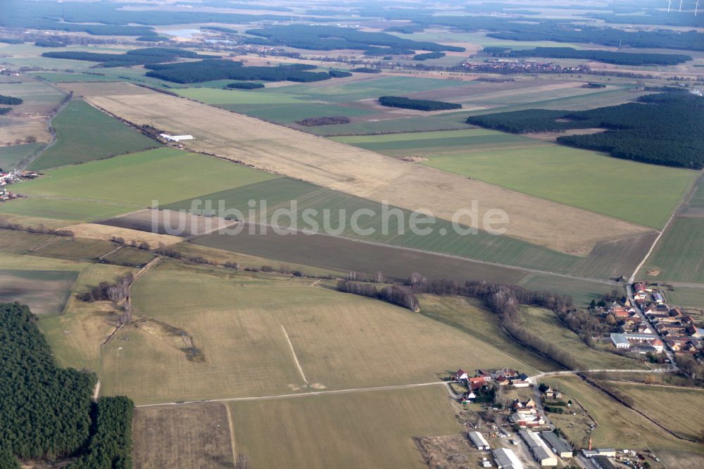 Lüsse aus der Vogelperspektive: Segelflug- Gelände auf dem Flugplatz in Lüsse im Bundesland Brandenburg, Deutschland