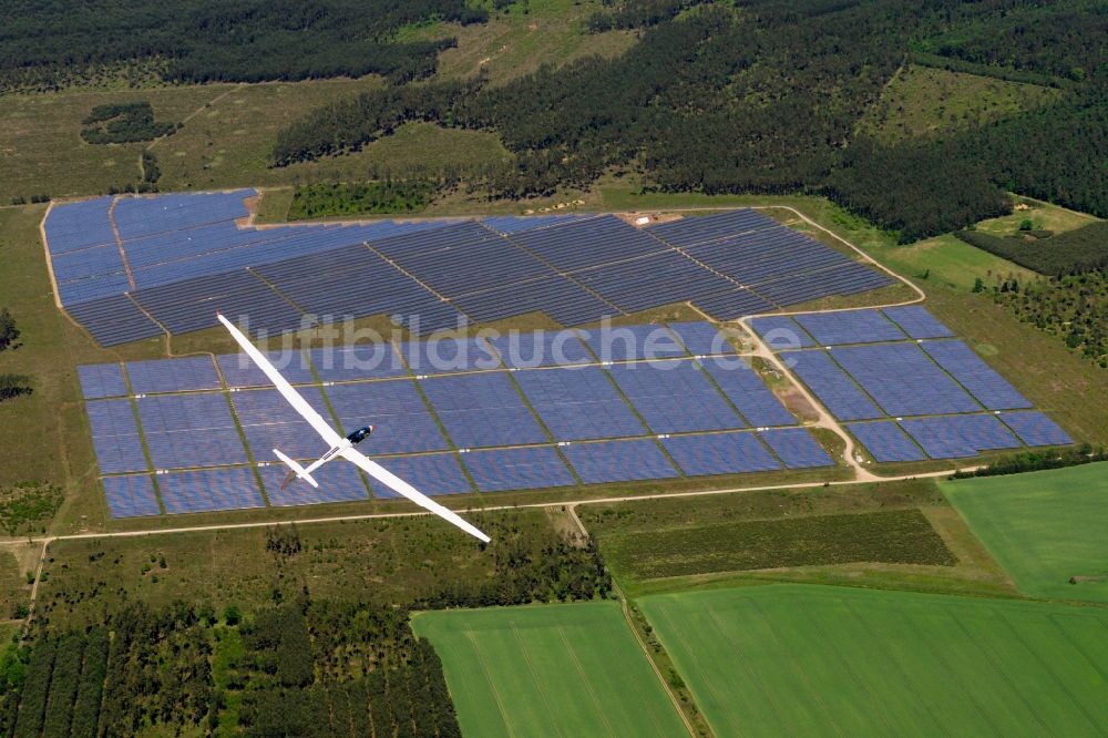 Marienfließ von oben - Segelflugzeug Arcus M im Fluge über dem Luftraum in Marienfließ im Bundesland Brandenburg, Deutschland