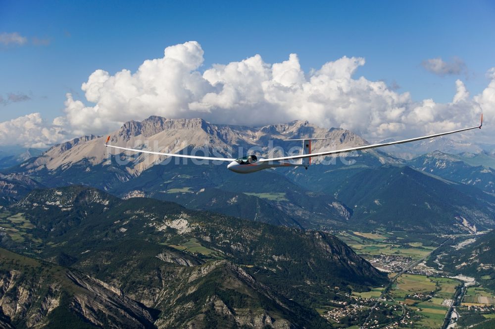 Luftaufnahme Furmeyer - Segelflugzeug ASH 31 D-KDMB im Fluge am Füße des Berges Pic de Bure bei Furmeyer in Provence-Alpes-Cote d'Azur, Frankreich