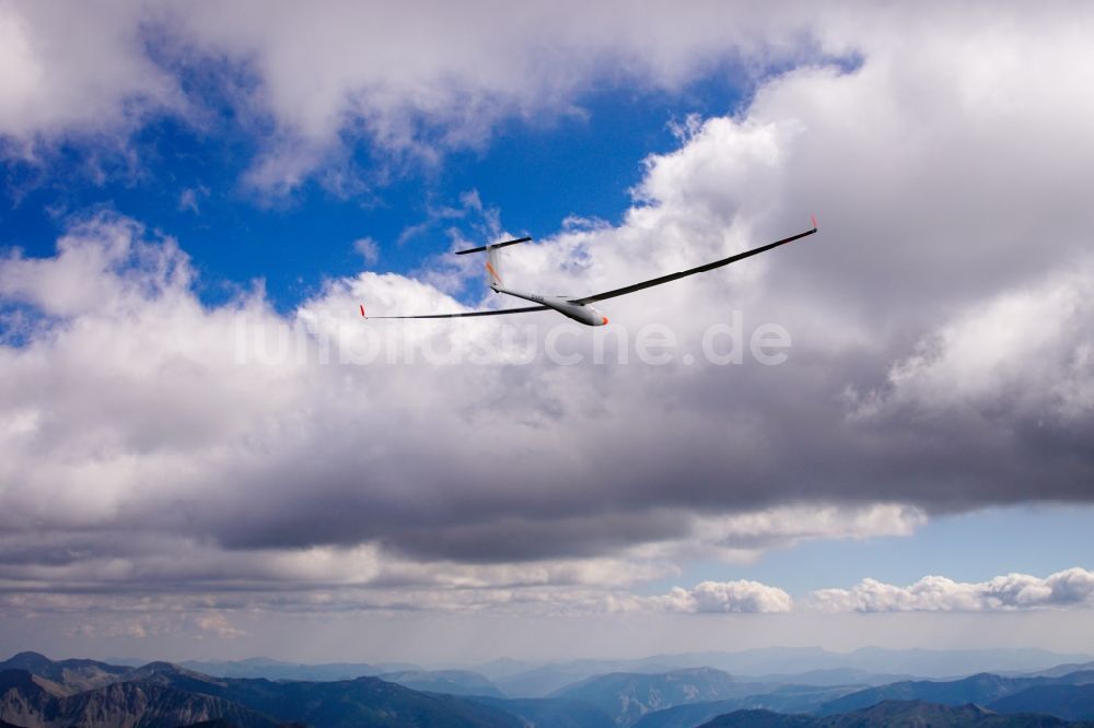 Vars von oben - Segelflugzeug ASH26 D-KRLH im Fluge über den Bergen bei Vars in Provence-Alpes-Cote d'Azur, Frankreich