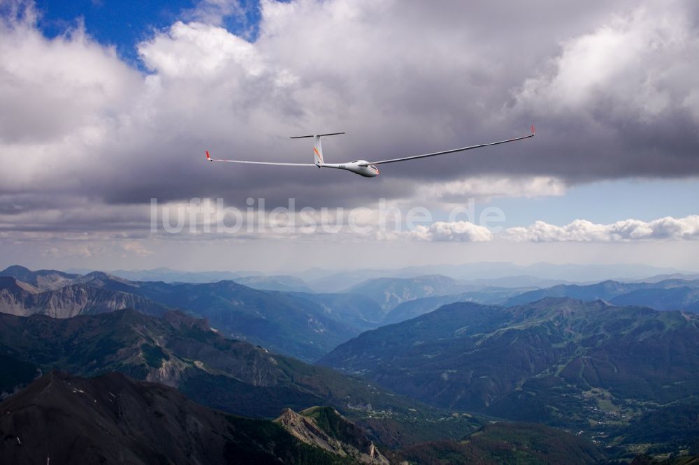 Vars aus der Vogelperspektive: Segelflugzeug ASH26 D-KRLH im Fluge über den Bergen bei Vars in Provence-Alpes-Cote d'Azur, Frankreich