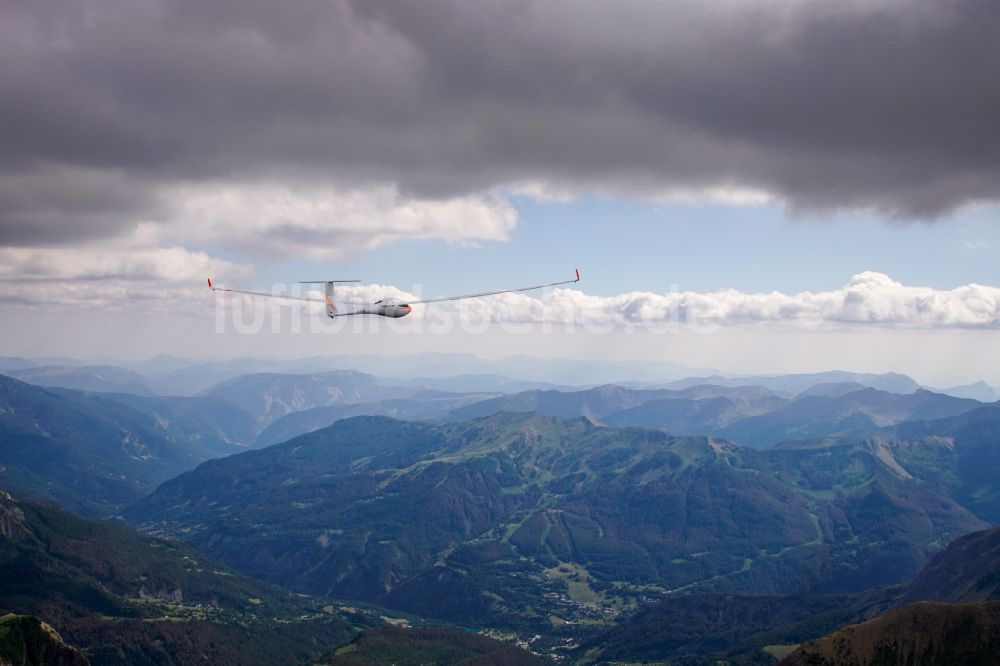 Luftbild Vars - Segelflugzeug ASH26 D-KRLH im Fluge über den Bergen bei Vars in Provence-Alpes-Cote d'Azur, Frankreich