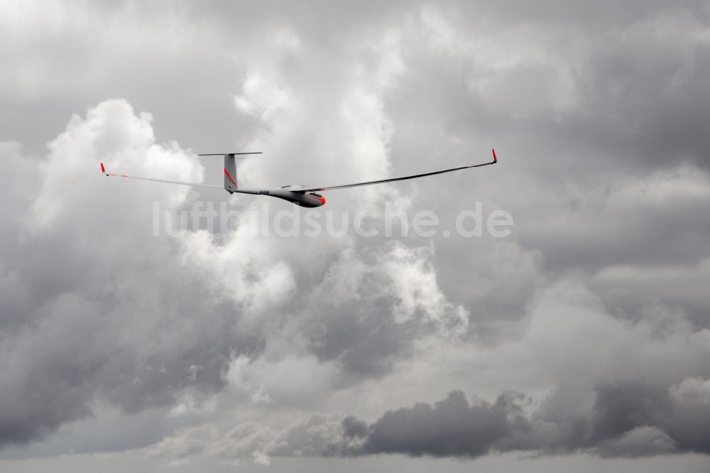 Vars aus der Vogelperspektive: Segelflugzeug ASH26 D-KRLH im Fluge über den Bergen bei Vars in Provence-Alpes-Cote d'Azur, Frankreich