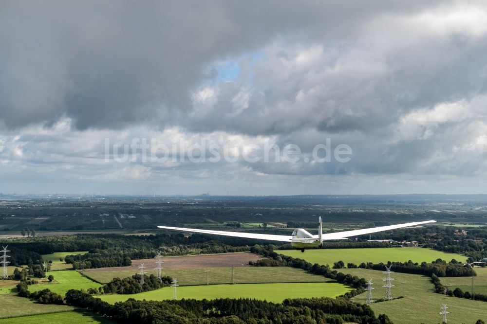 Agathenburg aus der Vogelperspektive: Segelflugzeug ASK13 D-3756 im Fluge bei Agathenburg im Bundesland Niedersachsen, Deutschland