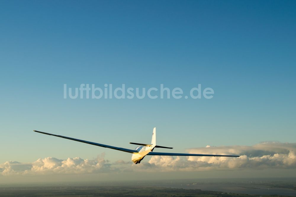 Stade aus der Vogelperspektive: Segelflugzeug ASK13 D-3756 im Fluge bei Stade im Bundesland Niedersachsen, Deutschland