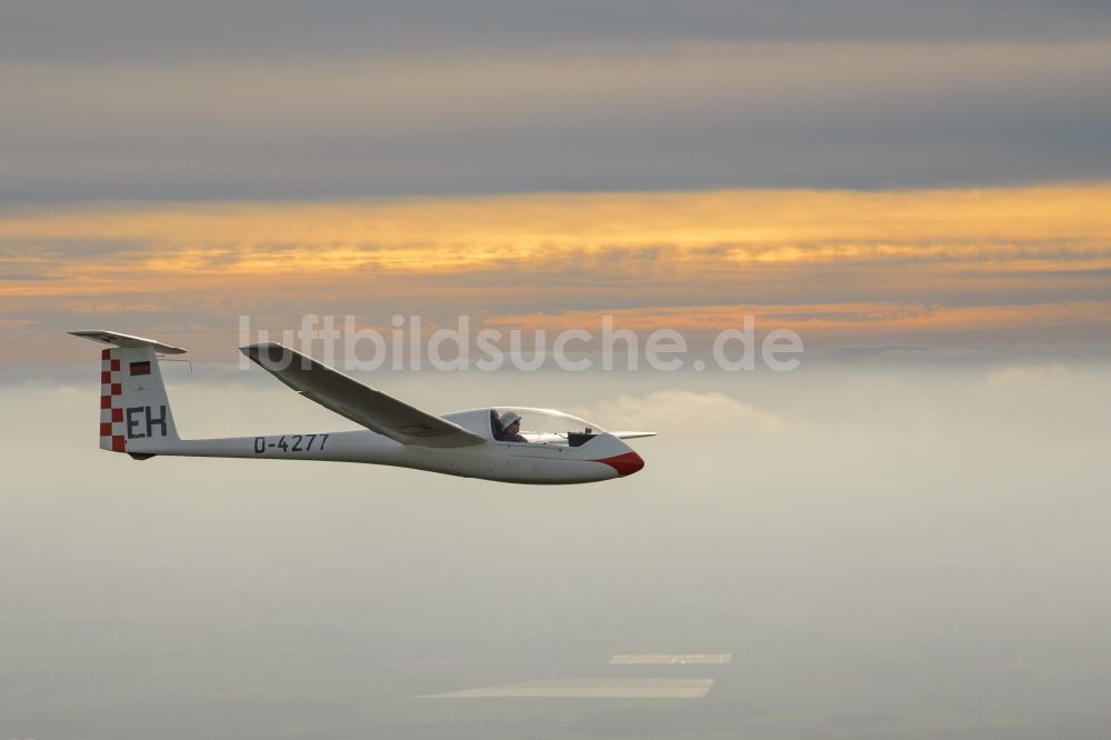 Luftbild Düdenbüttel - Segelflugzeug Astir D-4277 im Fluge über dem Luftraum nahe Düdenbüttel im Bundesland Niedersachsen, Deutschland