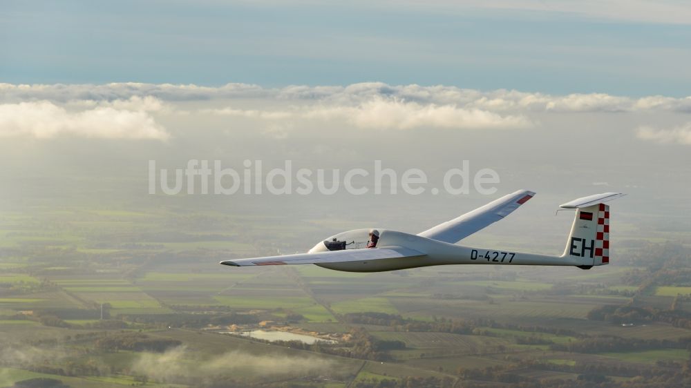 Luftbild Fredenbeck - Segelflugzeug Astir D-4277 im Fluge über dem Luftraum nahe Fredenbeck im Bundesland Niedersachsen, Deutschland