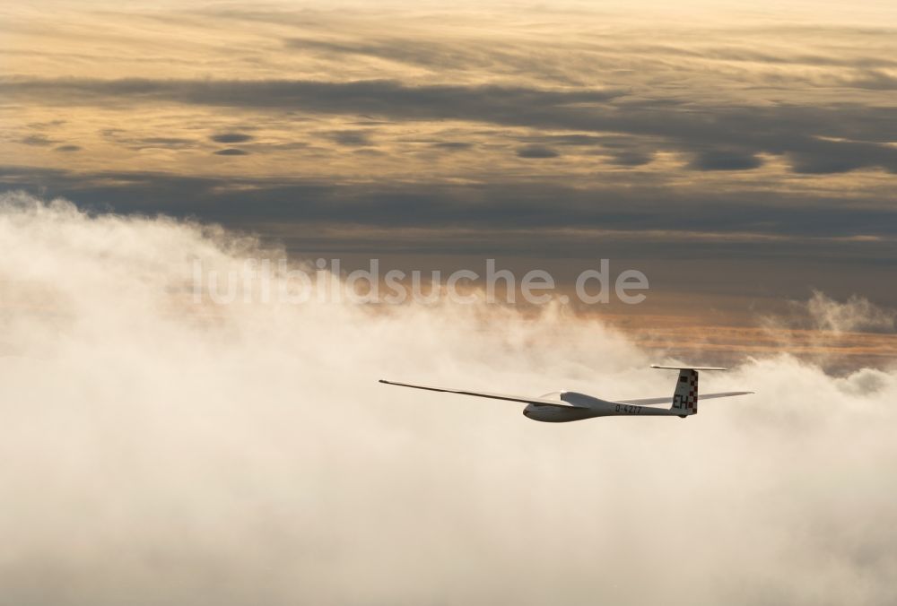 Luftaufnahme Heinbockel - Segelflugzeug Astir D-4277 im Fluge über dem Luftraum nahe Heinbockel im Bundesland Niedersachsen, Deutschland