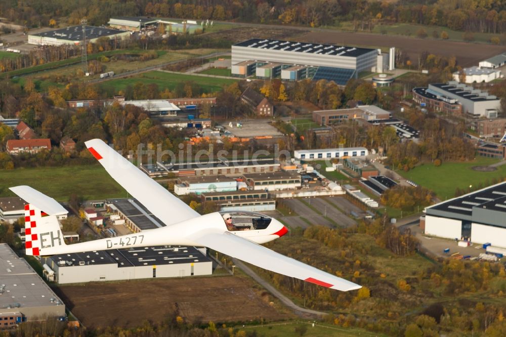 Luftaufnahme Stade - Segelflugzeug Astir D-4277 im Fluge über dem Luftraum von Stade im Bundesland Niedersachsen, Deutschland