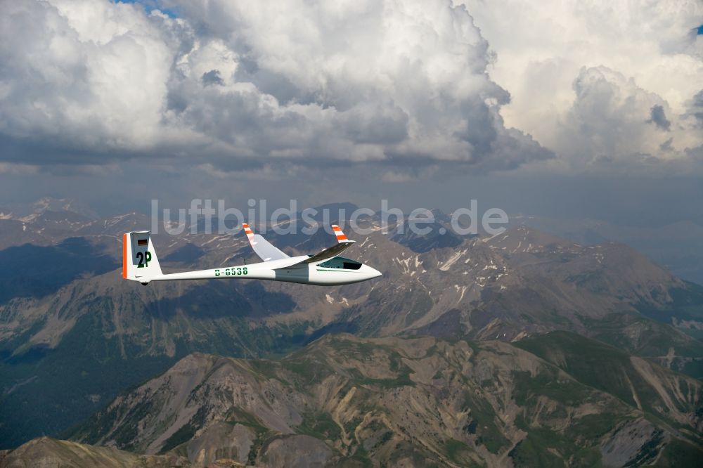 Saint-Léger-les-Mélèzes von oben - Segelflugzeug ASW 20 D-6538 im Fluge über dem Berg Grande Autane des Nationalpark Écrins in Provence-Alpes-Cote d'Azur, Frankreich