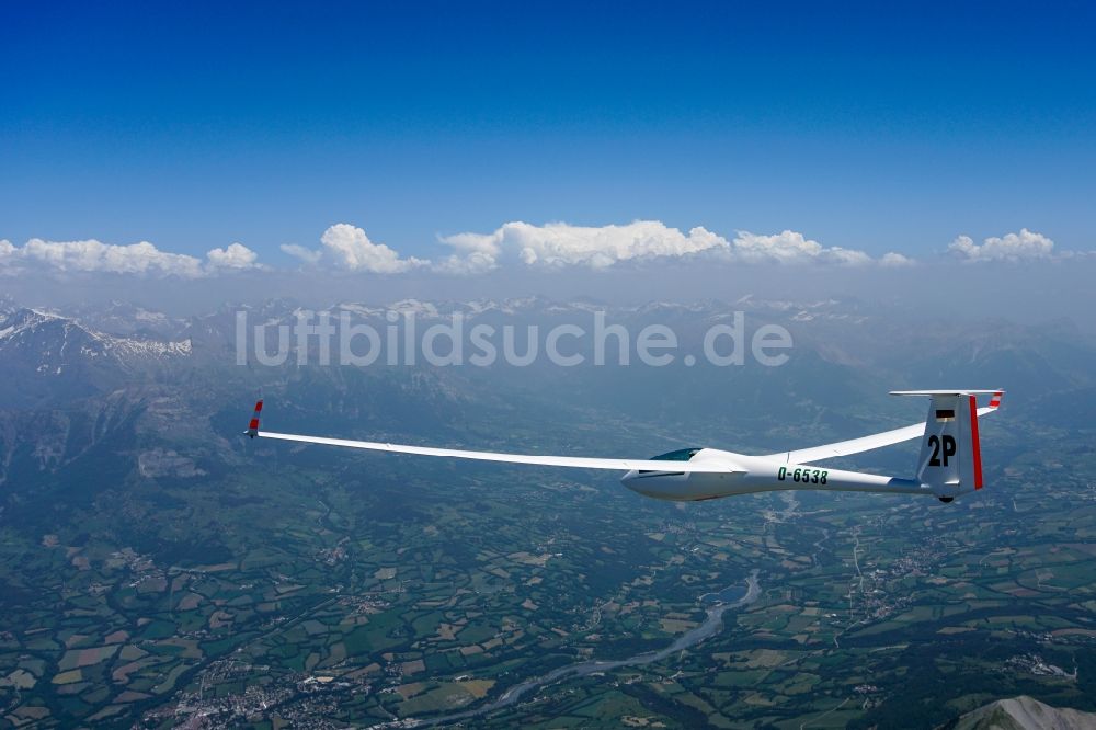 Gap aus der Vogelperspektive: Segelflugzeug ASW 20 D-6538 im Fluge über dem Berg Pic de Bure in Provence-Alpes-Cote d'Azur, Frankreich