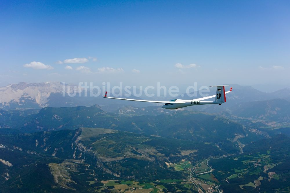 Saint-Julien-en-Beauchêne von oben - Segelflugzeug ASW 20 D-6538 im Fluge über den Bergen bei Saint-Julien-en-Beauchêne in Provence-Alpes-Cote d'Azur, Frankreich