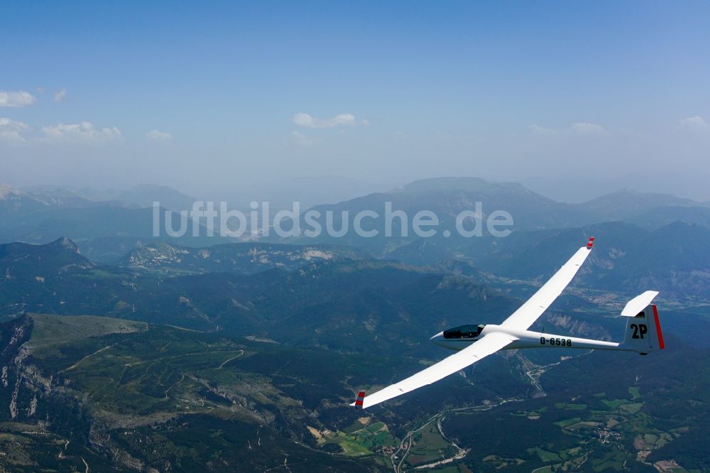 Saint-Julien-en-Beauchêne aus der Vogelperspektive: Segelflugzeug ASW 20 D-6538 im Fluge über den Bergen bei Saint-Julien-en-Beauchêne in Provence-Alpes-Cote d'Azur, Frankreich