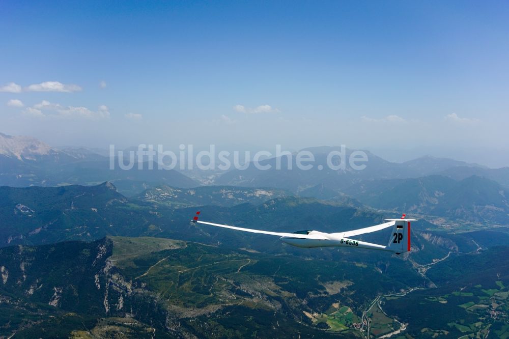 Luftbild Saint-Julien-en-Beauchêne - Segelflugzeug ASW 20 D-6538 im Fluge über den Bergen bei Saint-Julien-en-Beauchêne in Provence-Alpes-Cote d'Azur, Frankreich