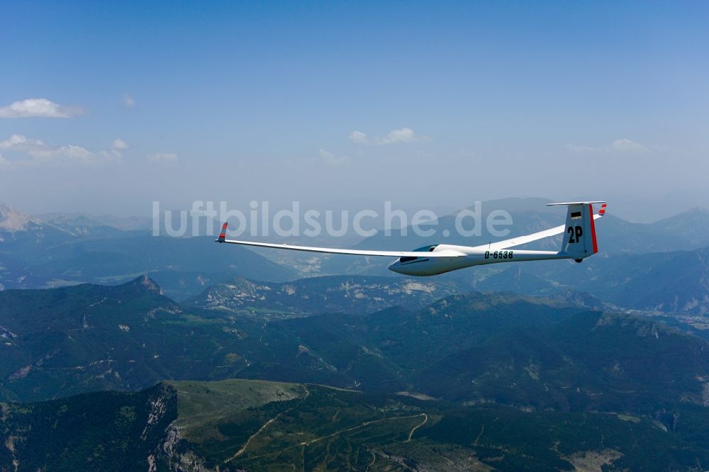 Luftaufnahme Saint-Julien-en-Beauchêne - Segelflugzeug ASW 20 D-6538 im Fluge über den Bergen bei Saint-Julien-en-Beauchêne in Provence-Alpes-Cote d'Azur, Frankreich